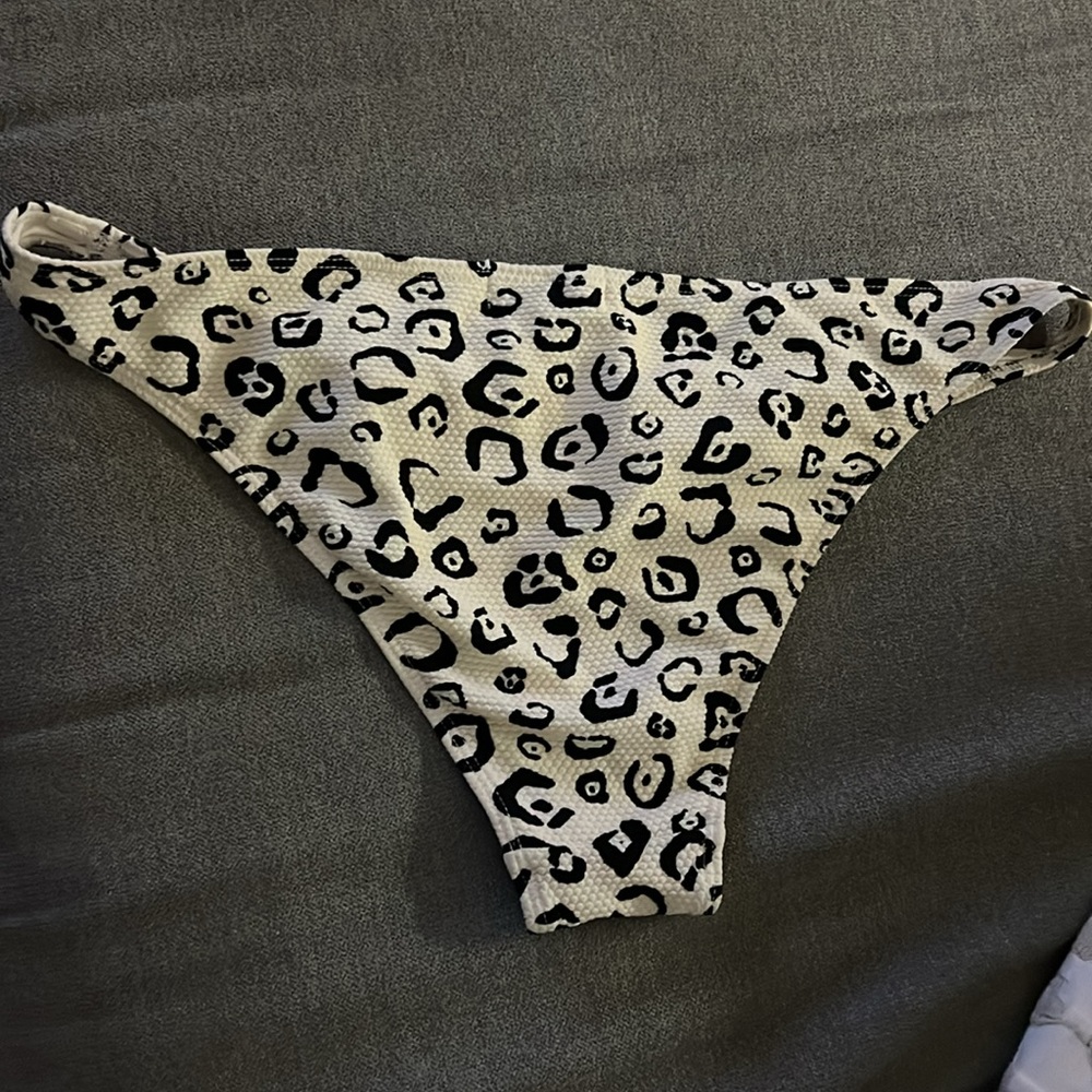 Onia women’s white & black leopard underwire bikini. Size M - Picture 3 of 4